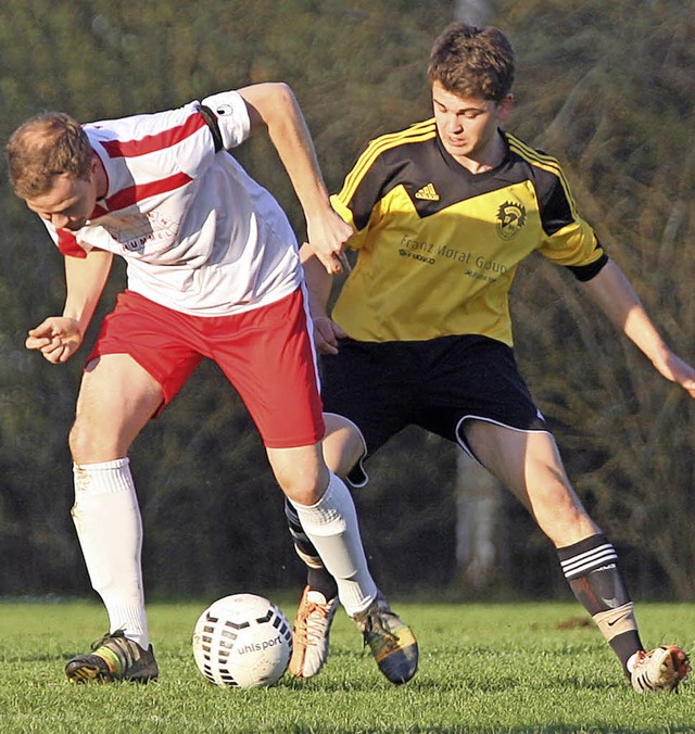 Beharrlich am Ball: Florian Bender vom...am Mittwochabend  packende Zweikmpfe.  | Foto: dieter reinhardt