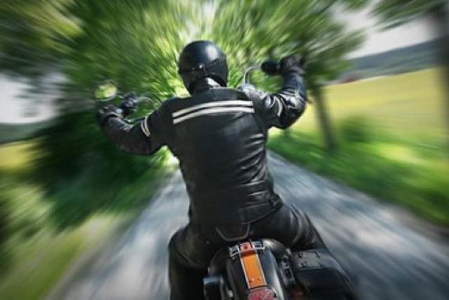 Motorradfahrer bei schnem Wetter zu schnell unterwegs