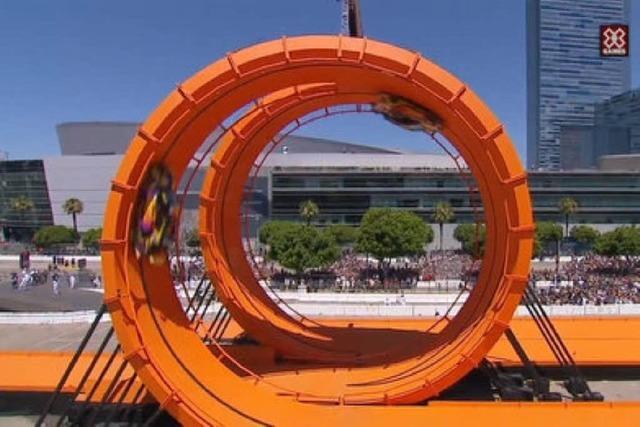 Waghalsiger Doppel-Looping mit echten Hot Wheels