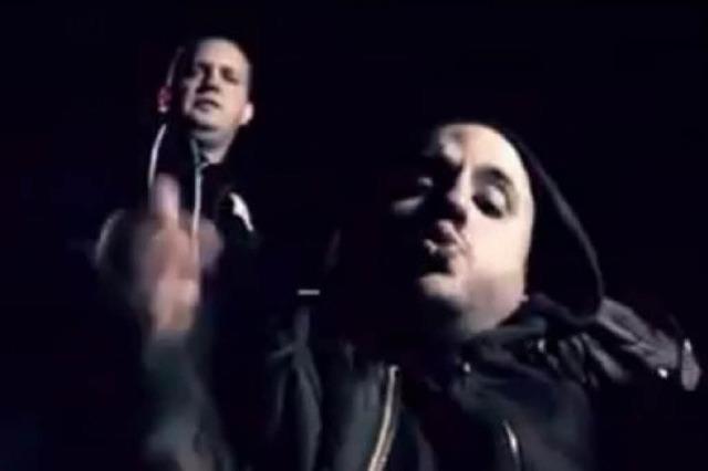 Rapvideo: Malik stellt mit Tatwaffe seine Gang vor