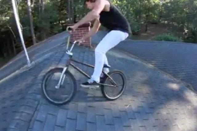 Video: BMX-Tricks auf dem Dach