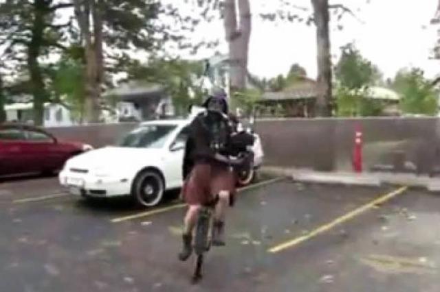Video: Darth Vader kann Dudelsack spielen und einradfahren - gleichzeitig
