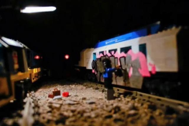 Video: Lego-Figur sprüht Graffiti auf Lego-Zug
