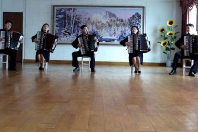 Video: Nordkoreanisches Akkordeon-Orchester spielt 