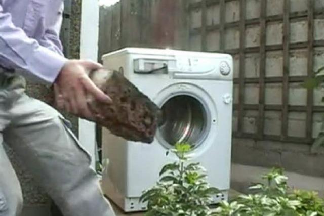 Video: Wie man eine Waschmaschine kaputt macht