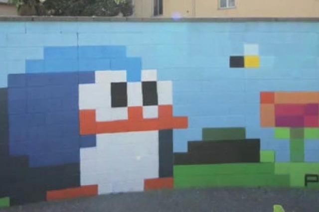 Stop-Motion-Video: Pixel-Pingu luft eine Wand entlang