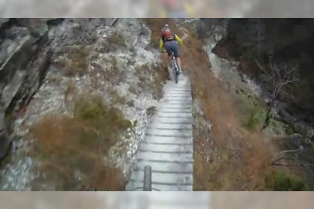 Video: Mountainbike-Tour am Abgrund