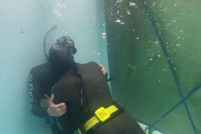 Freiburger stellen Weltrekord im Unterwasserkssen auf