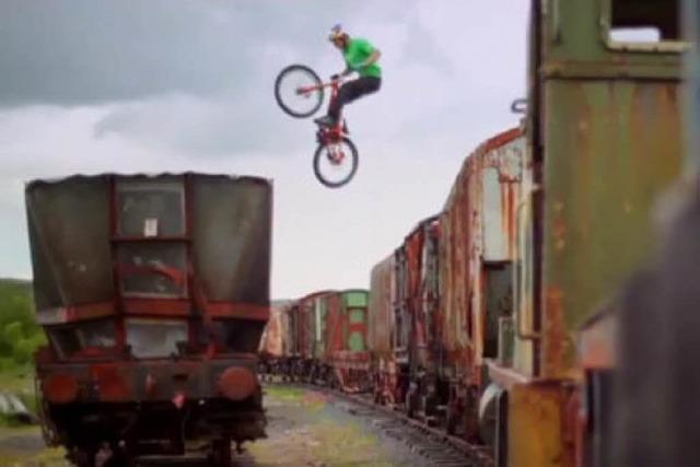 Video: Bike Trial auf einem schottischen Gterbahnhof