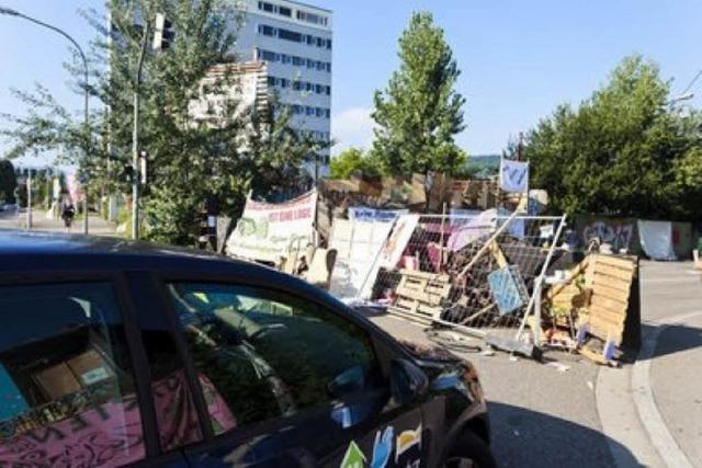 Wagenburg-Aktivisten errichten Straensperren im Vauban