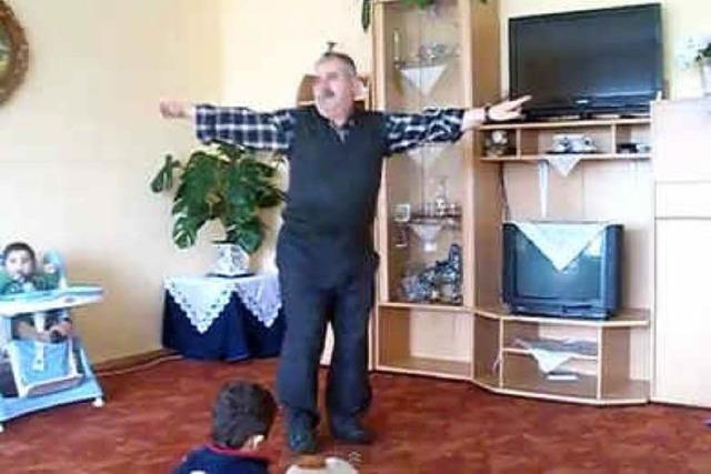 Video: Papa Hasan groovt durchs Wohnzimmer