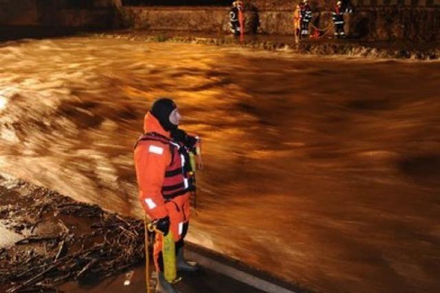 Hochwasser: Mann stürzt in die Dreisam, Suche dauert an