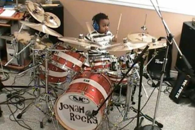 Fünfjähriger Schlagzeuger spielt System of a Down