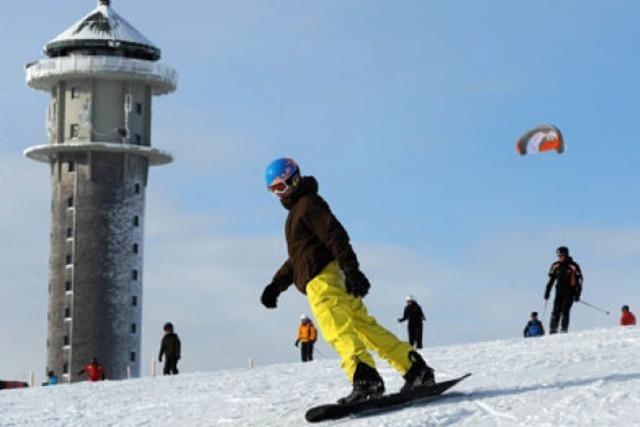 Video: Ski- und Snowboardfahrer stürmen den Schwarzwald