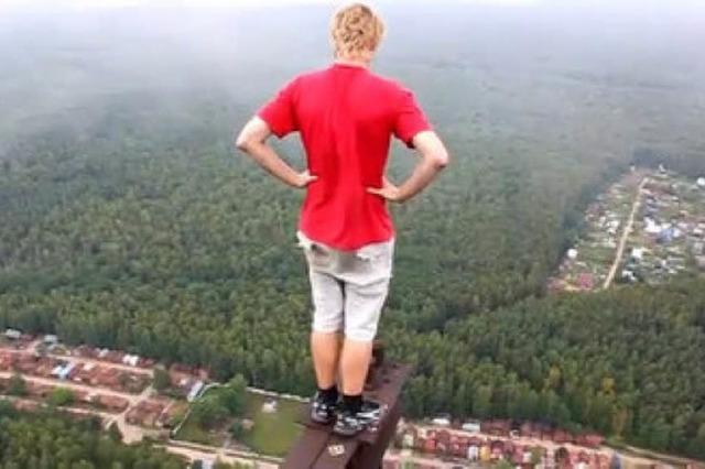 Video: Wahnsinnige Typen auf einem verdammt hohen Turm