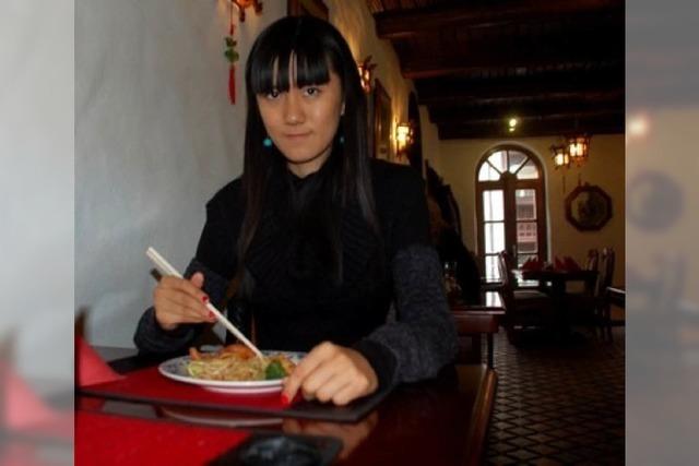 Mit einer Chinesin im Chinarestaurant