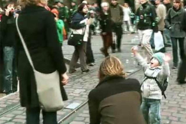 Video: Seifenblasen-Flashmob am Bertoldsbrunnen