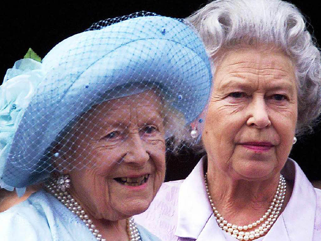 Knigin Elizabeth II. (hinten) und Kniginmutter Elizabeth feiern am 04.08.2000 auf dem Balkon des Buckingham-Palasts in London den 100. Geburtstag von "Queen Mum".