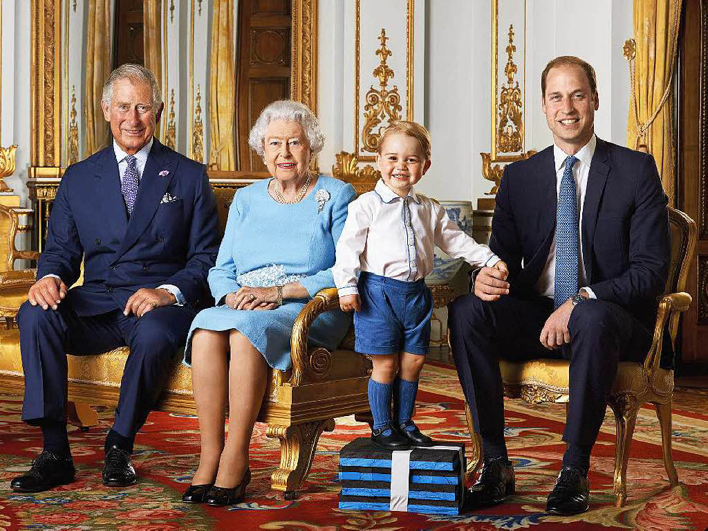 Aus dem Familienalbum (von links): Prinz Charles, Knigin Elizabeth II, Prinz George und Prinz William