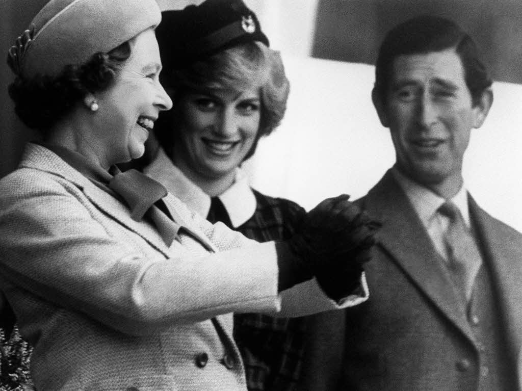 Elizabeth II (links)  mit Prinzessin Diana und Prinz Charles bei den Highland Games in Braemar