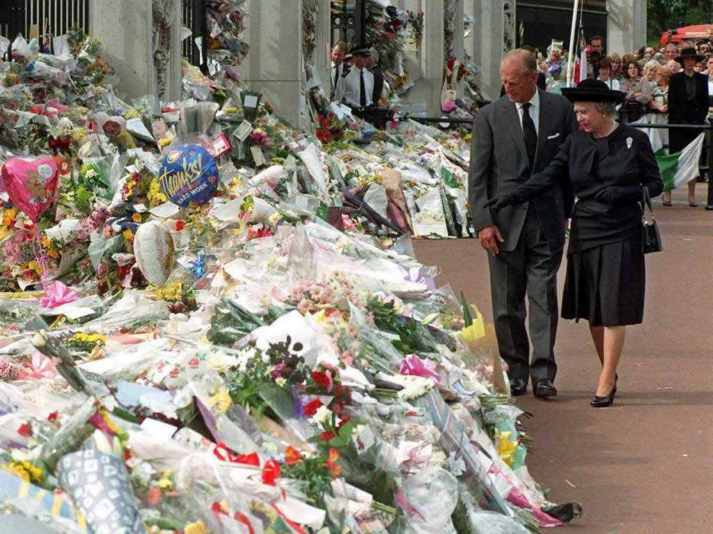 Queen Elizabeth II geht am 05.09.1997 zusammen mit Prinz Philip an einem Meer von Blumen vorbei, die die Menschen dort nach dem Tod von Prinzessin Diana abgelegt haben.