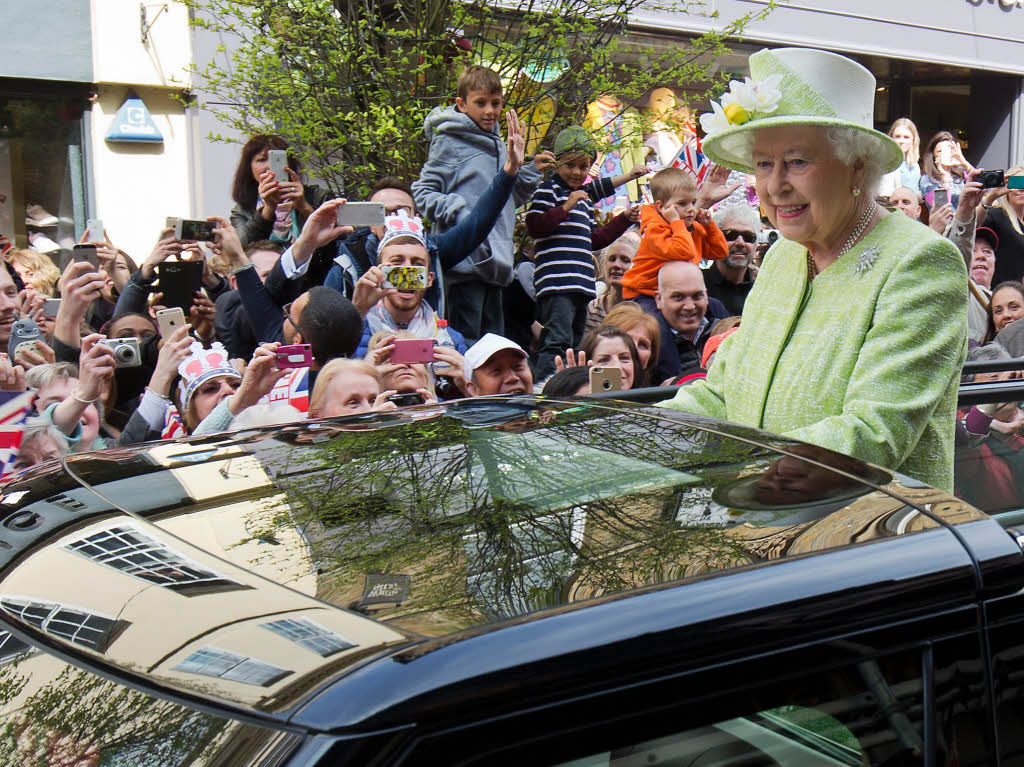 Im Kontrast dazu: Feierstimmung im Land anlsslich des 90. Geburtstags der „Queen“