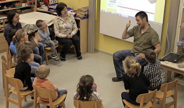 Harro Chudzian, Lehrer an der Sprachhe...e) und Betreuerin Elke Mrder (links).  | Foto: Landratsamt