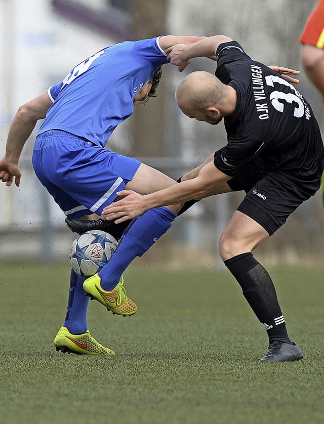 Arne Mundinger (links) vom FC Neustadt...n flottes Tnzchen um den  Ball  hin.   | Foto: Seeger