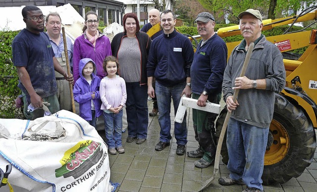 Mit vereinten Krften und schwerem Ger...g im Kirchenkeller          entfernt.   | Foto: Reiner Beschorner