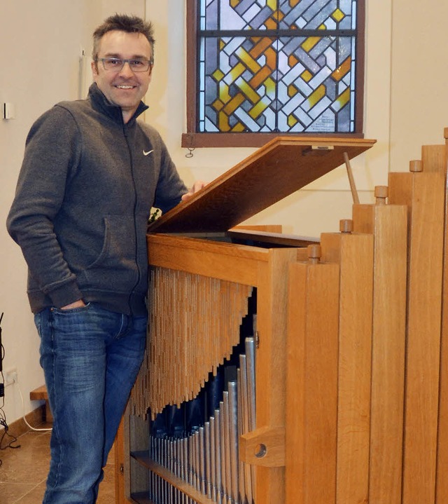 Stefan Meier an der mobilen Orgel in Dundenheim   | Foto: Ulrike Derndinger