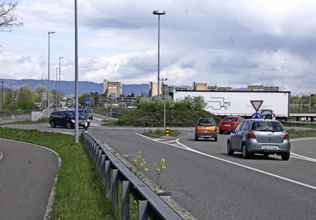 Die  Kreisel beim Autobahnanschluss Rh...n West sollen bis  2025 verschwinden.   | Foto: Valentin Zumsteg