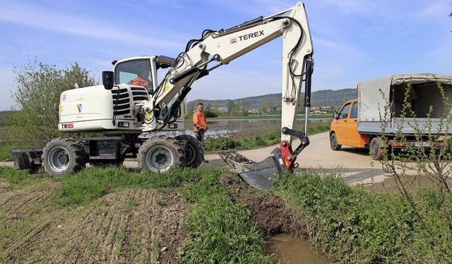 Verstopfte Grben hebt ein Bagger auf ...de schneller zum Abflieen zu bringen.  | Foto: horst david