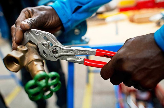 Gerade im Handwerk fehlt es an Nachwuc...ing arbeitet in einer  Lernwerkstatt.   | Foto: dpa