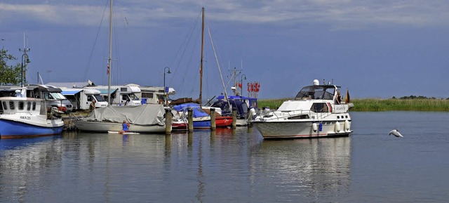 Alles ruhig: Im Hafen von Altwarp liegen nur ein paar kleinere Boote.   | Foto: dpa