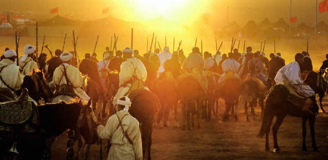 Sonnenuntergang in Tan-Tan: Zum Abschl...e: die richtige Teezubereitung (links)  | Foto: dpa-tmn