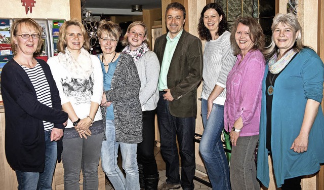 Der neue  Vorstand vom Frauenverein,  ...zenden Brgermeister Reinhard Feser.    | Foto: Wolfgang Scheu