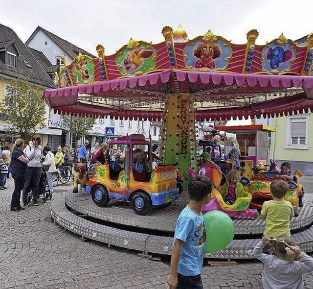 Das Kinderkarussell ist eine der Attraktionen beim Sonntagsverkauf in Tiengen.   | Foto: Archivfoto: BZ