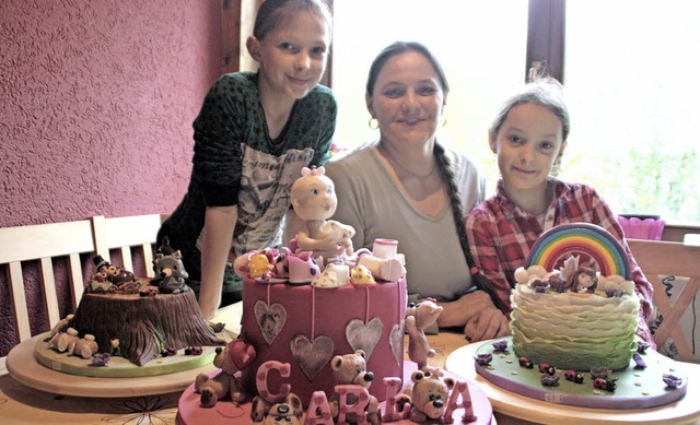 Tina Bergmann und ihre Tchter Emily (...ie kleine Kunstwerke schaffen knnen.   | Foto: Jrn Kerckhoff