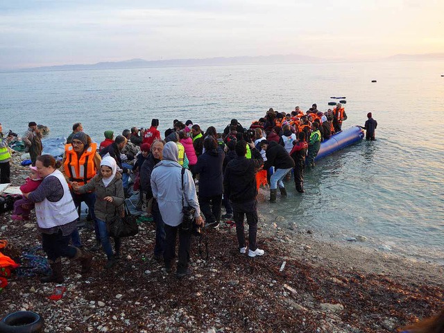 Ein Flchtlingsboot landet auf Lesbos. Die Helfer untersttzen die Flchtlinge.  | Foto: Christoph Rive