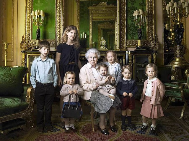 Zum Geburtstag: Starfotografin Annie L... mit Enkeln und Urenkeln abgelichtet.   | Foto: dpa