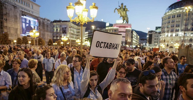 &#8222;Rcktritt&#8220; steht auf dem ...i Protesten in der vergangenen Woche.   | Foto: dpa