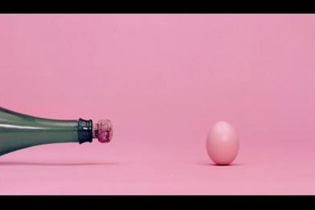 In diesem Zeitlupen-Video werden Eier zerstrt