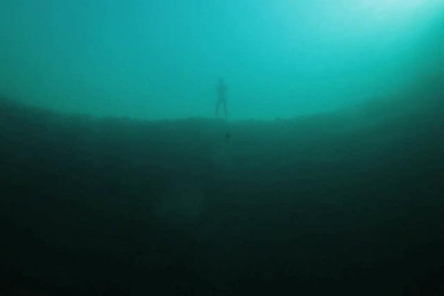 Video: Sprung in Unterwasser-Höhle