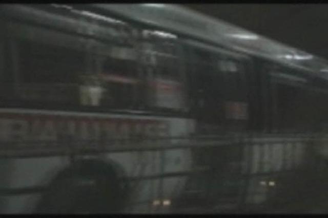 Video: Warum wird dieser VAG-Bus aus einem Kuhstall abgeschleppt?