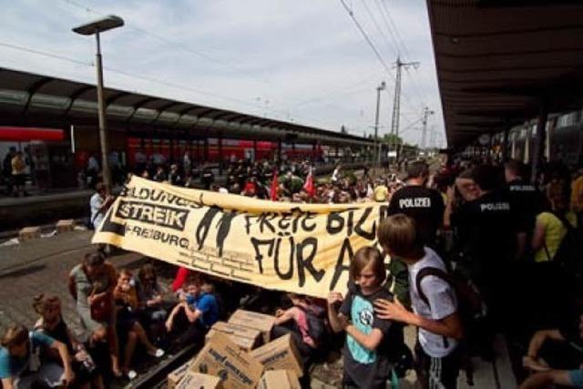 Bildungsdemonstranten besetzen Bahngleise