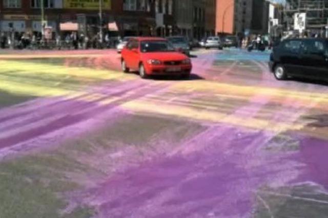 Video: Künstler leeren Farbeimer auf Kreuzung aus