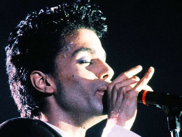 Prince bei einem Konzert 1986 in Paris.  | Foto: AFP