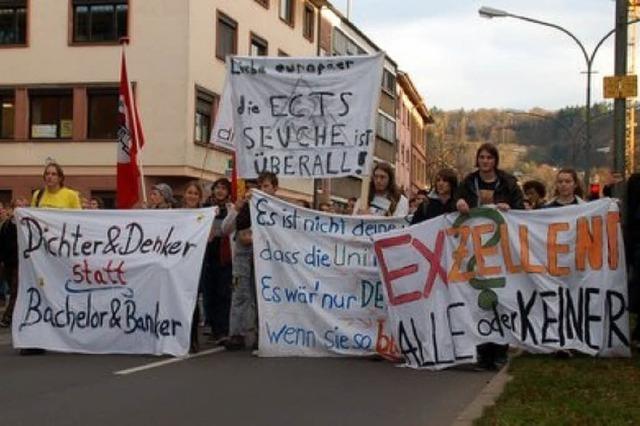 Demo: Freiburger Studenten bergeben Forderungen an Schiewer