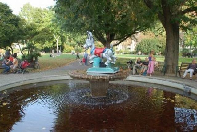 Elektroesel verschnert Brunnen im Stadtgarten