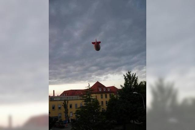 Ein Zeppelin ber Freiburg